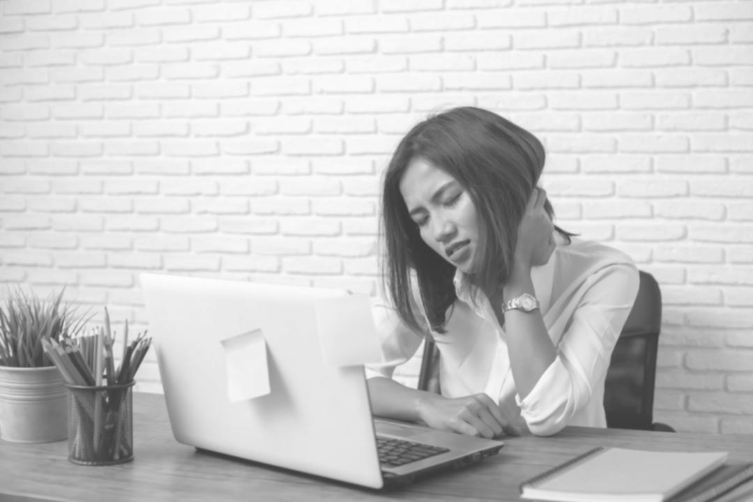 Equipo empresarial trabajando con datos financieros y estrategias comerciales