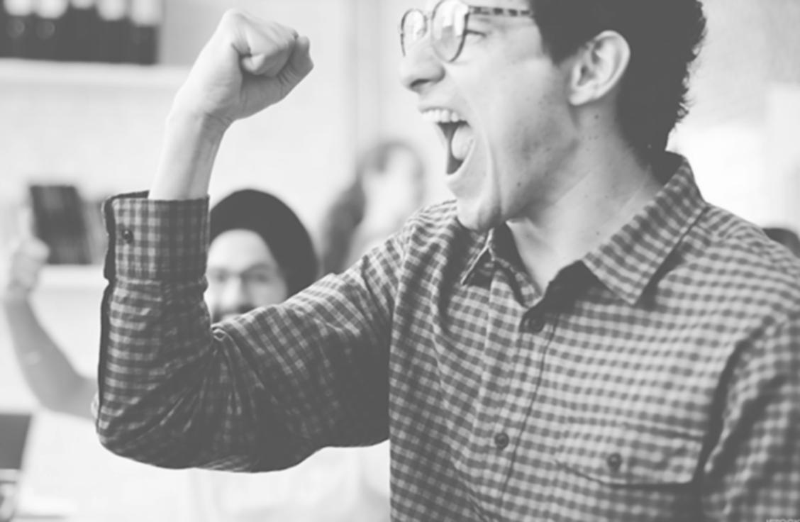 Espacio de trabajo colaborativo donde participantes del programa analizan estrategias de marketing para empresas argentinas