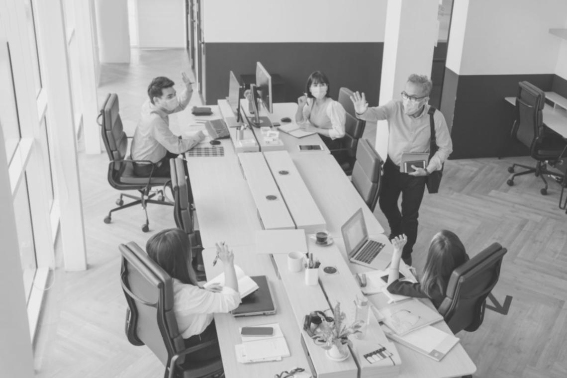 Sesión de capacitación empresarial con análisis de casos financieros